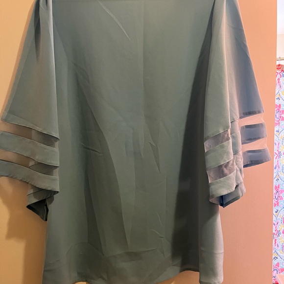 Chic Gray V-Neck Blouse with Sheer Sleeves - Picture 2 of 3